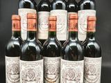 six bouteilles de vin rouge sont alignées