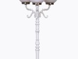 une lampe blanche posée sur une table