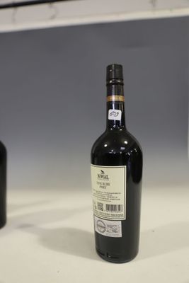 une bouteille de vin posée sur un comptoir à côté d'une autre bouteille de vin