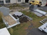 de nombreuses pierres tombales qui se trouvent dans l'herbe