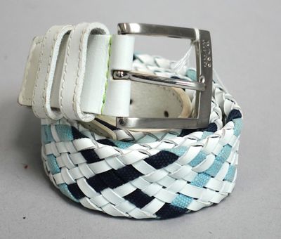 une ceinture blanche ornée d'un motif bleu et blanc