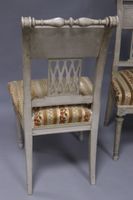 Paire de chaises en bois laqué gris à dossiers ajourés de cr… (photo 4)