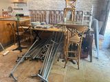 une pièce où une table et des chaises ont été disposées