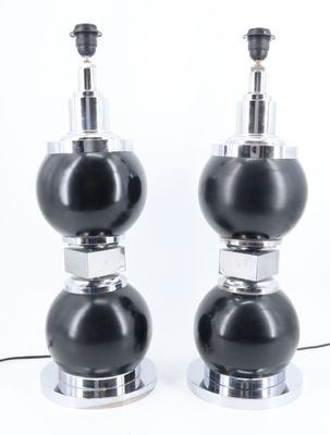 paire de lampes de table noires et chromées avec des abat-jours sphériques en verre