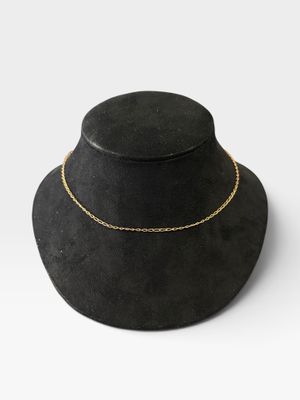 un chapeau noir orné d'une chaîne dorée