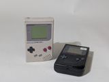 une petite Game Boy à côté d'une Game Boy encore plus petite