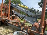 un camion rouillé équipé d'une grue à l'arrière
