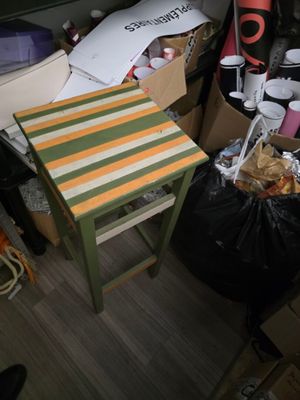 une petite table et une chaise dans une pièce encombrée