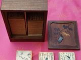 une petite boîte en bois contenant quatre petits aimants