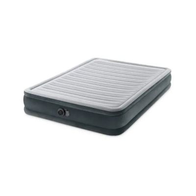 le matelas gonflable est fixé sur le côté du lit
