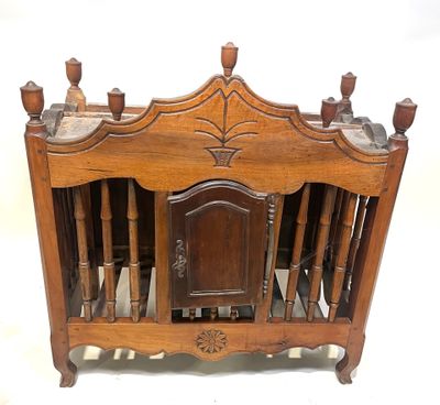 un berceau en bois avec une porte en bois et un cadre en bois