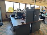 une salle où se trouvent de nombreux bureaux et ordinateurs