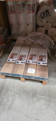 un tas de bois posé sur une palette dans un entrepôt