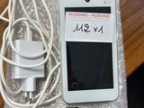 un téléphone portable posé sur une table
