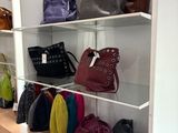 de nombreux sacs à main sur une étagère dans un magasin