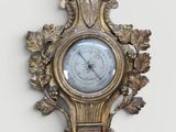 une horloge accrochée au mur de la pièce