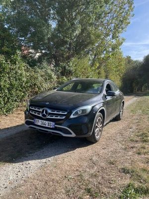 La Mercedes GLA est garée sur le bord d'un chemin de terre