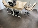 un bureau avec une chaise et un ordinateur dessus
