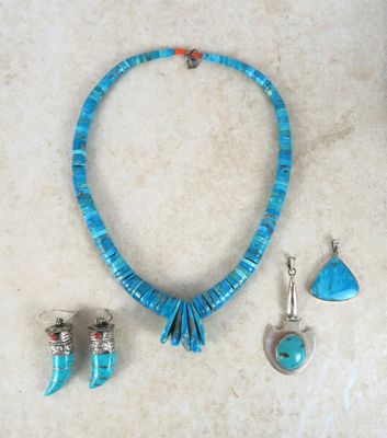 Ensemble composé d'un collier, de boucles d'oreilles et d'un bracelet en turquoise