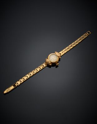 une montre en or avec un cadran blanc et un bracelet en or