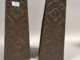 une paire de serre-livres anciens en bronze, ornés de motifs floraux