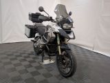 une moto garée dans une pièce