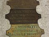 une plaque posée sur le trottoir indiquant qu'il s'agit du nom d'un club réservé aux hommes
