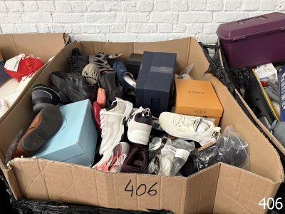 une boîte en carton remplie de chaussures et d'autres objets