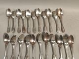 beaucoup de cuillères en argent et de cuillères à soupe sur la table