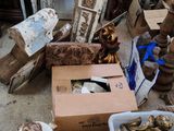 beaucoup d'objets posés sur le sol