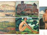 Plusieurs tableaux représentant des femmes sont accrochés au mur d'une pièce.