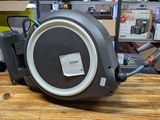 une machine posée sur une table en bois