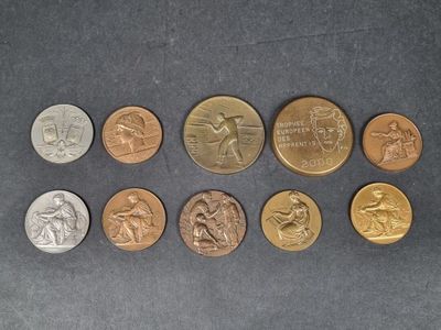 Lot de 10 médailles en bronze et métal patiné, thématiques d…