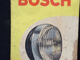 une vieille boîte sur laquelle est représentée une lampe