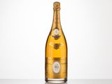 une bouteille de champagne posée sur une table