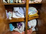 une armoire en bois sur laquelle sont posés plusieurs vêtements
