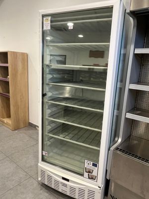 un réfrigérateur vide au milieu d'une pièce