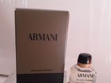 une photo d'un flacon de parfum posé sur un comptoir