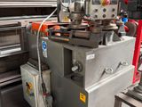 une machine placée au milieu d'une pièce