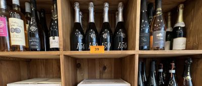 de nombreuses bouteilles de vin sur les étagères du magasin