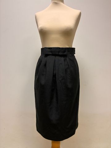 Lot comprenant : WEINBERG : jupe en polyester taille 38. ZAPA : j...