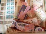 une boîte remplie de timbres et des timbres posés sur une table