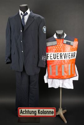 un costume et une cravate sur un mannequin, sur fond noir