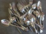 beaucoup de cuillères et de fourchettes en argent sur la table