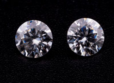 deux diamants ronds taille brillant sur un fond noir