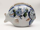 un vase en forme de poisson orné d'un motif bleu et blanc
