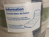 un rouleau de papier toilette emballé dans du plastique