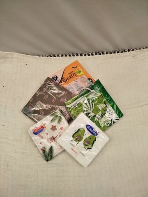 de nombreux sachets de nourriture posés sur un lit, à côté d'un oreiller