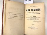 un livre ouvert posé sur une table blanche, sur lequel est collée une étiquette
