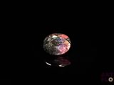 une photo d'un diamant rose et violet sur un fond noir